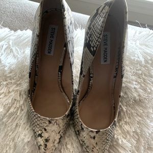 Steve Madden Vala Gold Snake skin shoes